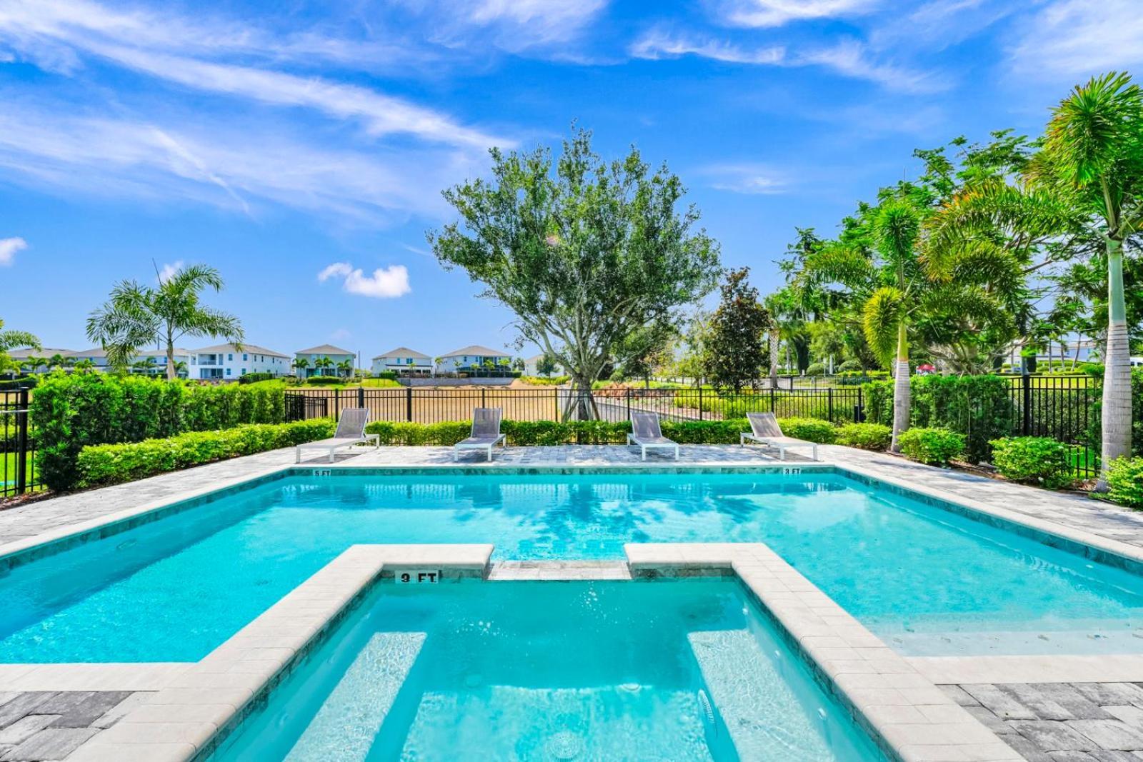 Elite With Private Pool & Amenities By Rentyl Near - 200a Holiday home